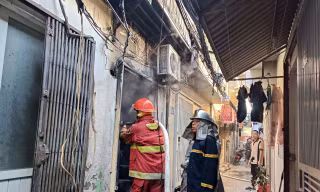 Hà Nội: Cháy nhà nằm sâu trong ngõ nhỏ, xe cứu hỏa không thể tiếp cận