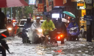 Hà Nội: Mưa lớn gần 200mm, nhiều phố ngập sâu, giao thông tê liệt