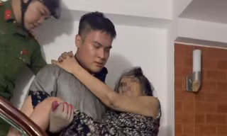 Cứu 3 người bị mắc kẹt trong vụ cháy nhà dân ở Hà Nội