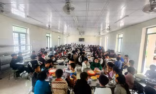 Bữa ăn bán trú của học sinh. Ảnh: NTCC