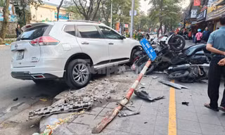 Hà Nội: Ô tô tông loạt xe máy trên đường Võ Thị Sáu, 1 người bị thương