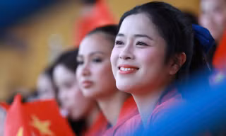 Không khí tại sân vận động Hàng Đẫy nóng lên từng giờ. Ảnh: Hồng Vĩnh .