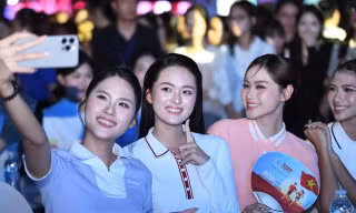 25 cô gái Hoa hậu Việt Nam hát, nhún nhảy ở 'Chạm Việt Nam 2'