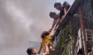 Hà Nội: Người phụ nữ cùng hai cháu bé thoát nạn trong vụ cháy nhà cao tầng