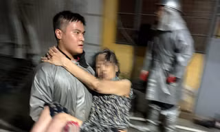 Những người chạy về phía khói lửa sau tiếng kẻng báo động