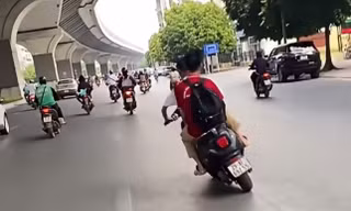 Con đi xe máy điện 'làm xiếc' trên đường, mẹ bị phạt 9 triệu