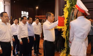 Thủ tướng Lê Minh Hưng dâng hương tri ân các Anh hùng liệt sĩ tại Điện Biên