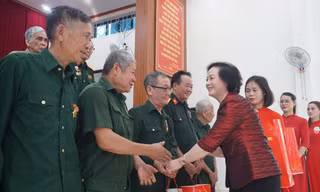 Phó Thủ tướng Phạm Thị Thanh Trà thăm, tặng quà tại Lào Cai