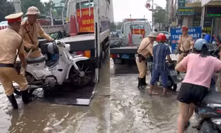 CSGT Hà Nội dùng xe chuyên dụng chở người dân qua đường ngập nước