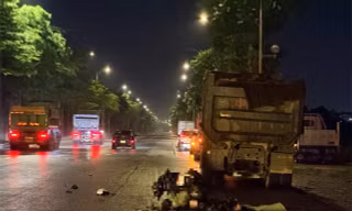 Hà Nội: 2 người đi xe máy tử vong sau va chạm với xe tải