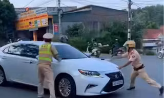 Nữ tài xế ô tô Lexus khóa cửa, tăng ga bỏ chạy khi CSGT dừng xe