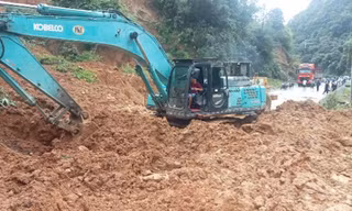 Chưa thông đường 32 từ Lào Cai đi Lai Châu do sạt lở nặng