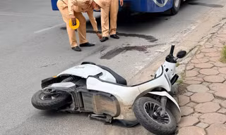 Hà Nội: Sau va chạm, cô gái bị cuốn vào gầm xe buýt