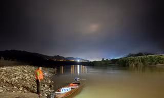 Thi thể kiểm lâm viên được tìm thấy tại chân cầu Phú Thịnh, phường Lào Cai, tỉnh Lào Cai. Ảnh: Trọng Bảo.