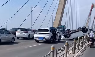Ô tô lật ngửa sau va chạm liên hoàn trên cầu Nhật Tân