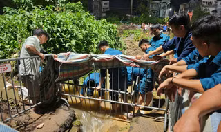 Xuyên đêm tìm kiếm nam sinh nghi mất tích khi qua đường ngập, xe máy mắc miệng cống