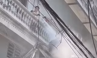Clip gây xôn xao: Người thợ trên mái nhà bị xịt nước từ tầng cao, công an vào cuộc
