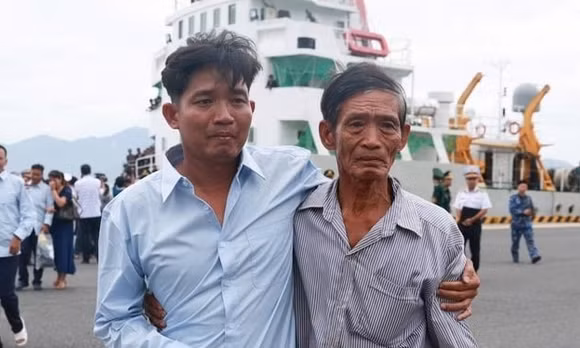 Ngư dân gặp nạn ở Trường Sa rơi nước mắt khi được cứu về với gia đình