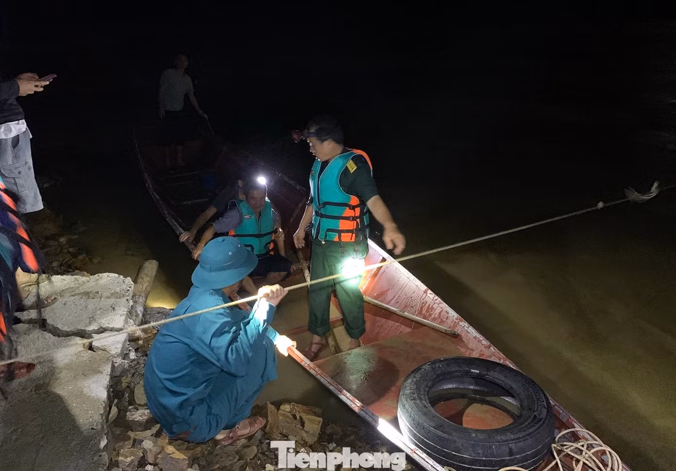 Dù trời tối, nước chảy xiết và điều kiện di chuyển khó khăn, lực lượng làm nhiệm vụ vẫn khẩn trương, cẩn trọng đưa bệnh nhân qua sông an toàn để tiếp cận cơ sở y tế kịp thời.