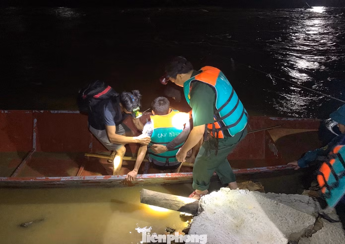 Hơn 23h khuya ngày 25/8, một người dân bị đau ốm cần được đưa đến cơ sở y tế, cán bộ, chiến sĩ Ban CHQS xã Yên Hòa nhanh chóng huy động phương tiện, tổ chức đưa người bệnh vượt qua dòng nước.