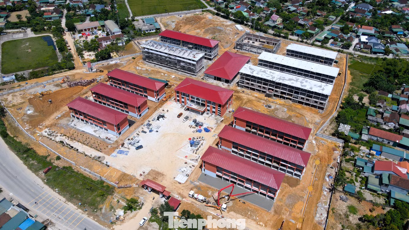 Các dãy nhà còn lại đang được hoàn thiện gồm: khu nội trú dành cho học sinh; nhà nội trú giáo viên; nhà đa năng; khu bếp, nhà ăn.