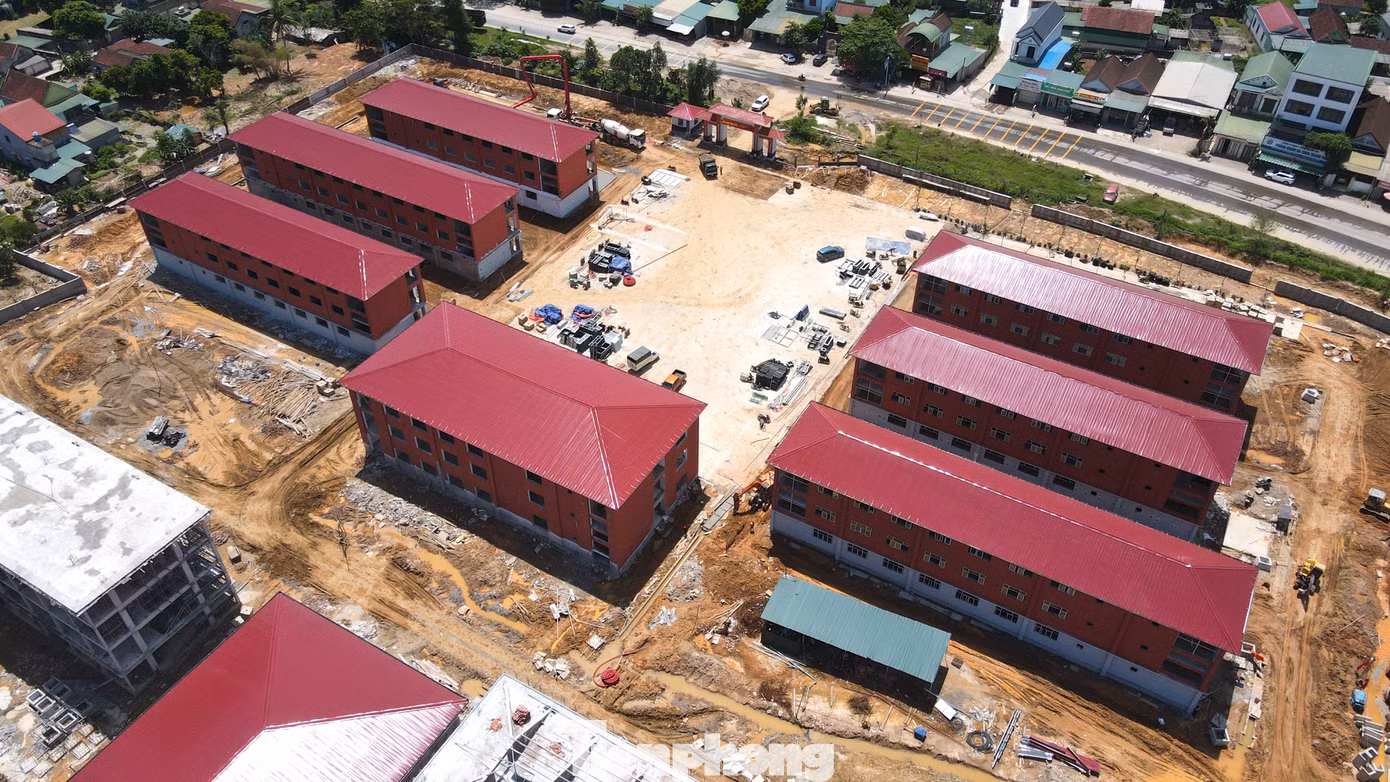 Công tác bán trú, nội trú dự kiến được triển khai từ ngày 7/9. Để phục vụ hơn 1.000 học sinh, nhà trường dự kiến phải hợp đồng với 30 nhân viên. "Từ nay đến thời điểm chính thức bước vào năm học mới, công tác tuyển dụng đội ngũ này phải được hoàn tất để bảo đảm các hoạt động ăn, ở, sinh hoạt của học sinh diễn ra ổn định", Hiệu trưởng Lương Văn Võ nói.