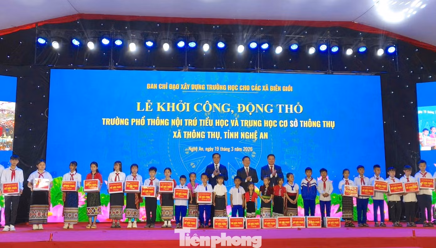 Phó Thủ tướng Chính phủ Hồ Đức Phớc và các đồng chí lãnh đạo tỉnh Nghệ An trao quà cho 30 em học sinh có hoàn cảnh khó khăn, vươn lên trong học tập trên địa bàn xã Thông Thụ.
