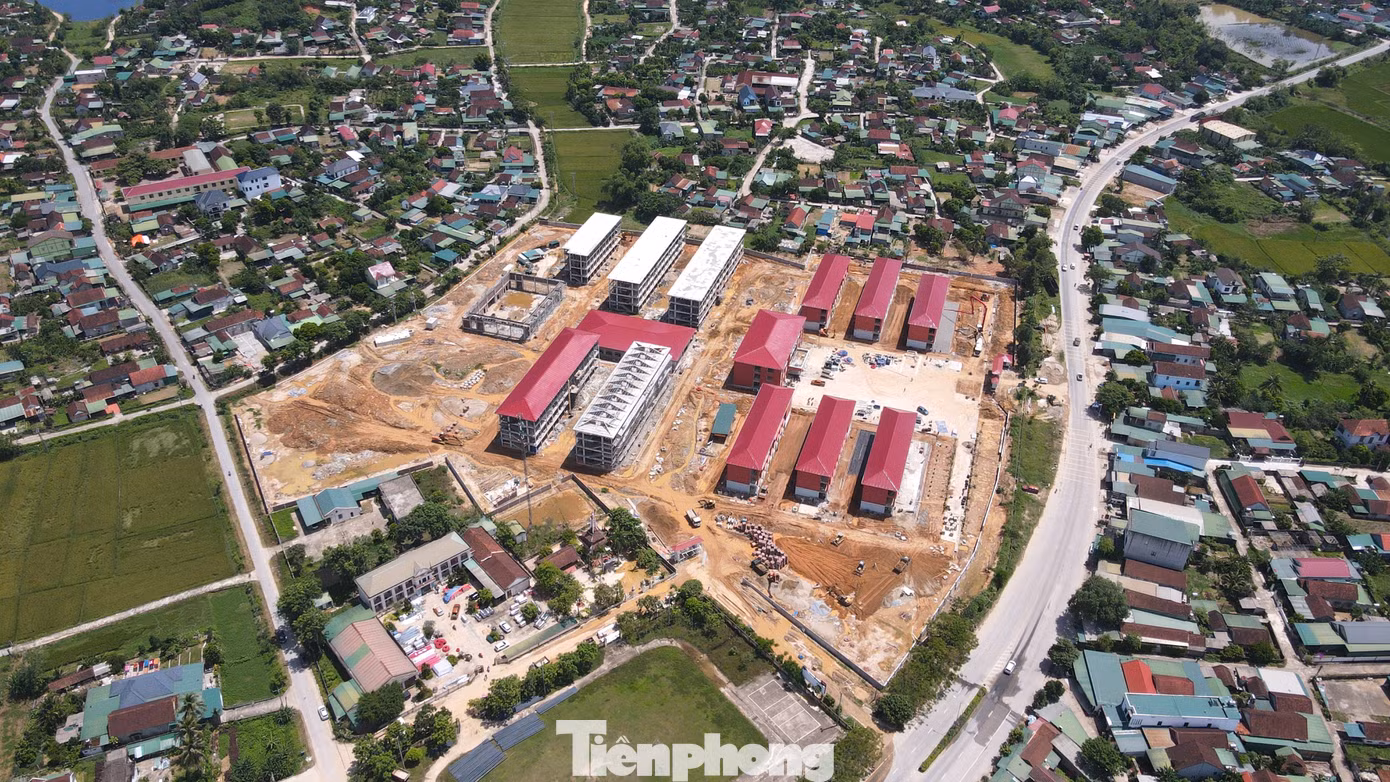 Trường đường xây dựng nằm bên quốc lộ 7 tại xã Anh Sơn với tổng mức đầu tư hơn 377 tỷ đồng. Toàn bộ khuôn viên trường gồm nhiều hạng mục đồng bộ như: 3 khối nhà 3 tầng tiểu học, 3 khối nhà 3 tầng THCS; dãy nhà hiệu bộ; khu nội trú dành cho học sinh; nhà nội trú giáo viên; nhà đa năng; khu bếp, nhà ăn cùng hệ thống cổng, hàng rào, nhà bảo vệ và hạ tầng kỹ thuật.