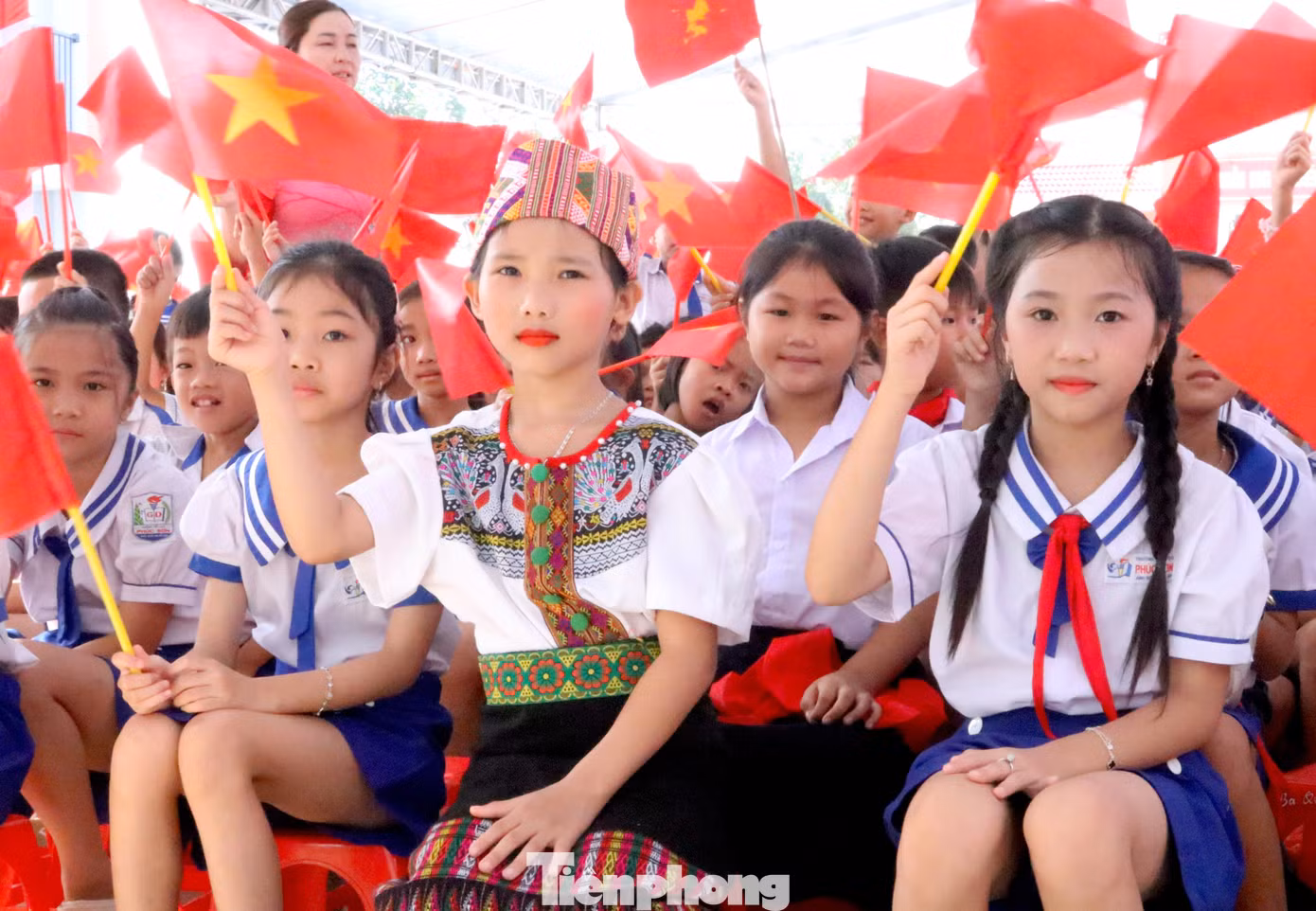 Các em học sinh phấn khởi, vui tươi trong lễ khai giảng.