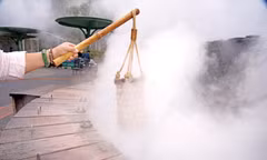 Du khách trải nghiệm bên suối khoáng nóng