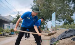 Hình ảnh những người trẻ tình nguyện xông pha vào việc mới, việc khó mang đến nhiều cảm xúc, lan tỏa sâu rộng trong cộng đồng Ảnh: CTV