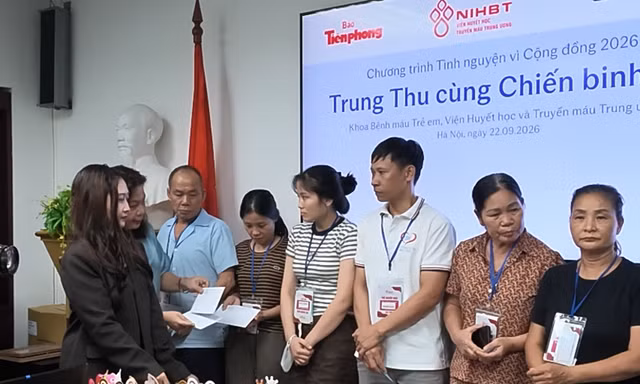 Đại diện BTC trao quà cho người nhà bệnh nhi.