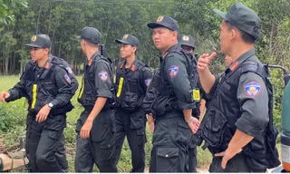 Cảnh sát cơ động chuẩn bị xuất phát lên núi Hòn Dữ.