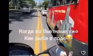 Người đàn ông ngoại quốc chạy xe lạng lách, đánh võng trên đường phố Nha Trang