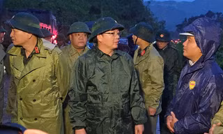 Phó Thủ tướng Chính phủ Hồ Quốc Dũng tại đèo Khánh Lê.