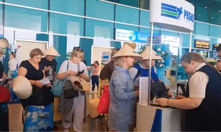 Du khách lên tàu tham quan biển đảo trong vịnh Nha Trang.