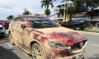 Tiệm sửa ô tô, xe máy ở Nha Trang quá tải sau mưa lũ lịch sử