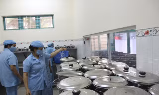 Khánh Hòa siết bữa ăn bán trú, không chọn nhà cung cấp chỉ vì giá rẻ