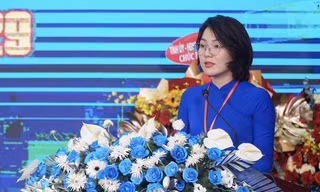 Chị Tô Thị Tuyết Ngân – Phó Bí thư Tỉnh Đoàn, Chủ tịch Hội LHTN Việt Nam tỉnh Khánh Hòa lâm thời phát biểu tại đại hội.