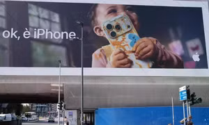 Apple chủ động gỡ biển quảng cáo iPhone vì một thông điệp gây tranh cãi