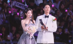 AAA 2025: Tương tác đáng yêu của Park Bo Gum - IU xứng danh "cặp đôi đẹp nhất"