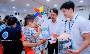 Cậu bạn 17 tuổi gửi hơi ấm từ nửa vòng Trái Đất về phố núi Gia Lai