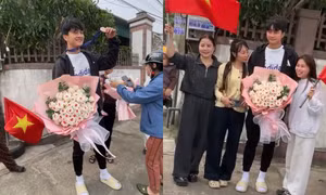 Thủ môn Cao Văn Bình được fan chào đón ở quê nhà, sạp hoa quả của mẹ trở nên tấp nập