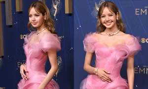 Clip Lisa tạo dáng với Glambot trên thảm đỏ Emmy 2025 có gì mà “viral”?
