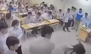 Hà Nội: Nam sinh bị bắt khẩn cấp sau khi hành hung cô giáo ngay trong lớp học