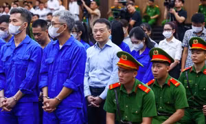 Vì sao Shark Bình không mặc trang phục bị cáo khi ra hầu tòa sáng nay?