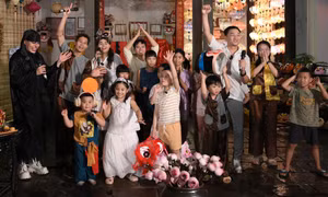 Mưa gió quật đổ sân khấu Bố ơi mình đi đâu thế?, người dân vẫn nán lại chờ ghi hình