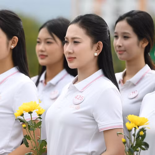 53 thí sinh Hoa hậu Việt Nam dâng hoa trước Tượng đài Bác Hồ