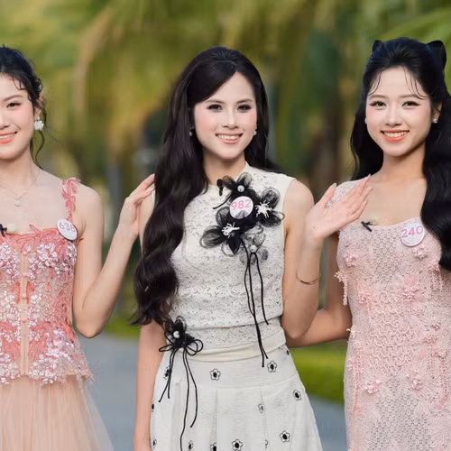 25 cô gái Hoa hậu Việt Nam chờ bước lên sân khấu Fest 'Chạm Việt Nam 2' ở phố đi bộ Trần Nhân Tông