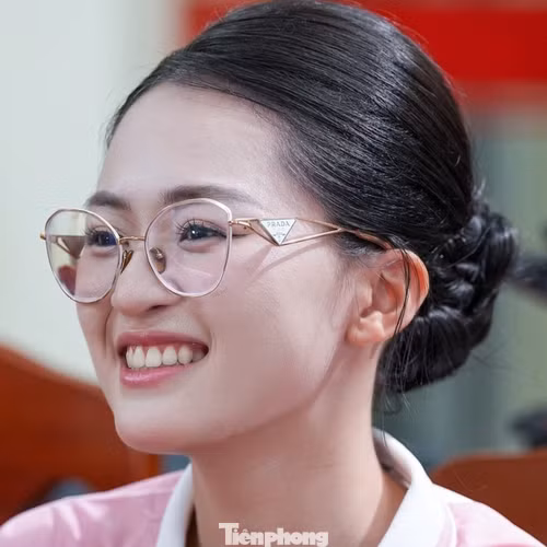 Thí sinh Hoa hậu Việt Nam nấu ăn, lau dọn Trung tâm Điều dưỡng người có công Hải Phòng
